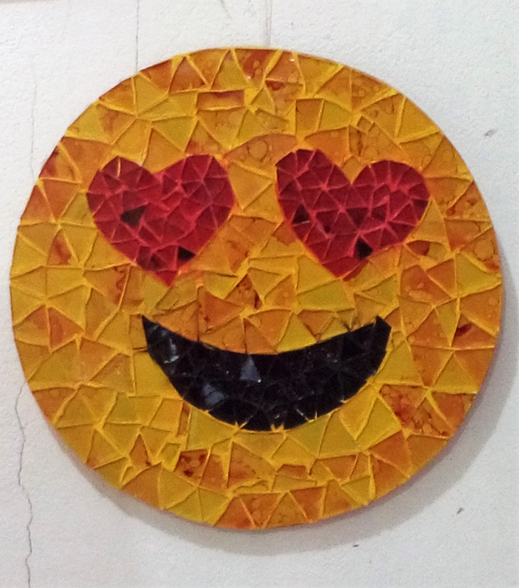 https://0201.nccdn.net/4_2/000/000/082/8ea/Emoticon-enamorado-1793x2028.jpg