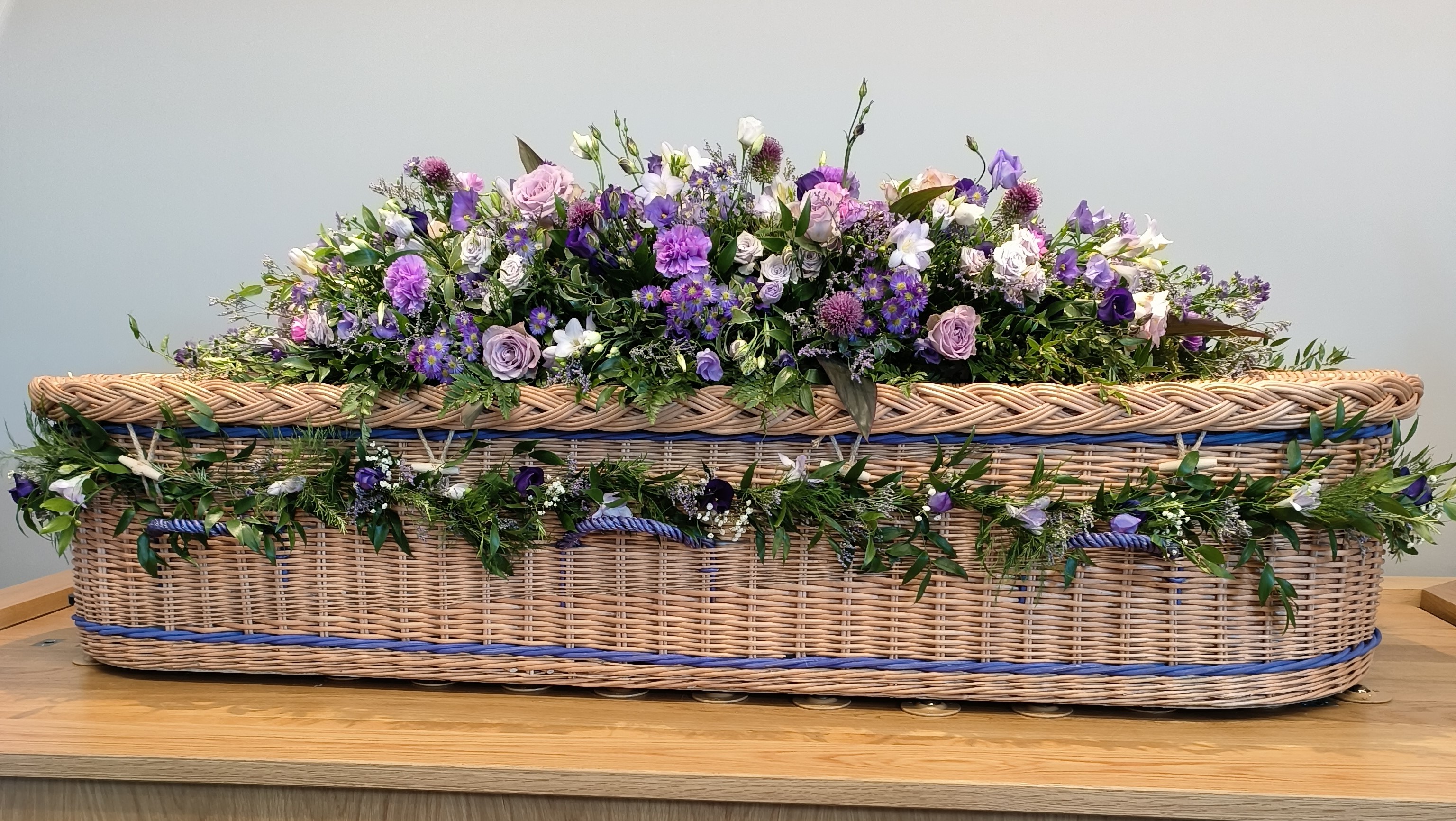 https://0201.nccdn.net/4_2/000/000/082/8ea/casket-arrangement-in-lilac-and-purple-.jpg