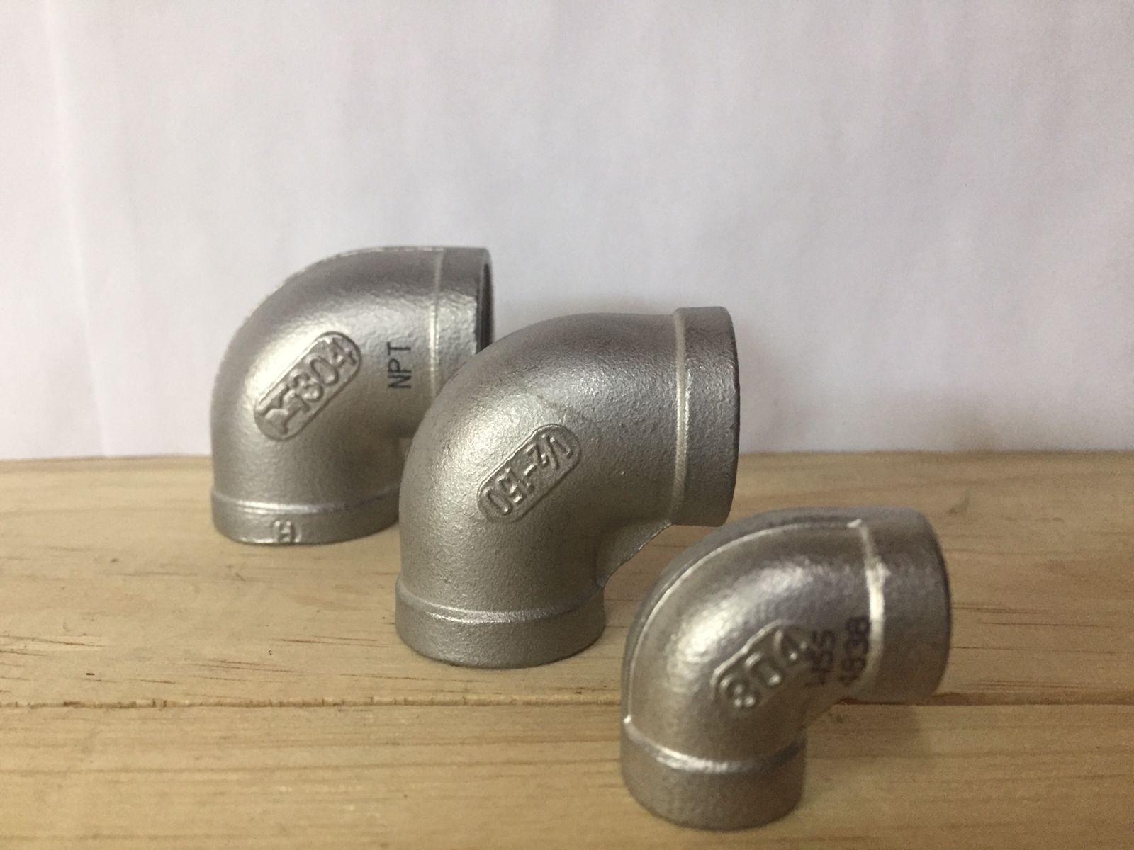 CODOS INOX ROSCADOS 150 LBS.