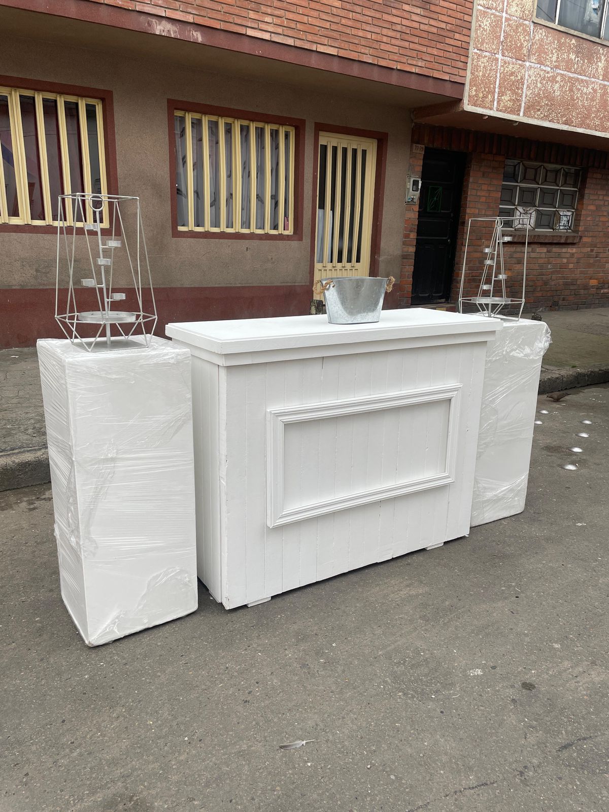 Modulo de Barra Blanca 
Mesa solo interior
 1.03M Alto
45cm Profundidad
1.27M Ancho
$150.000
 Alquiler