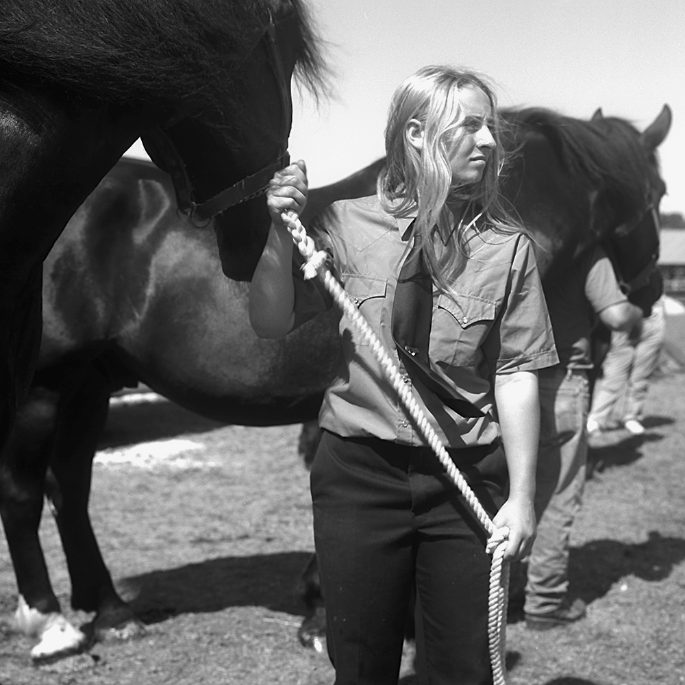 https://0201.nccdn.net/4_2/000/000/082/8ea/girls-with-horse.jpg