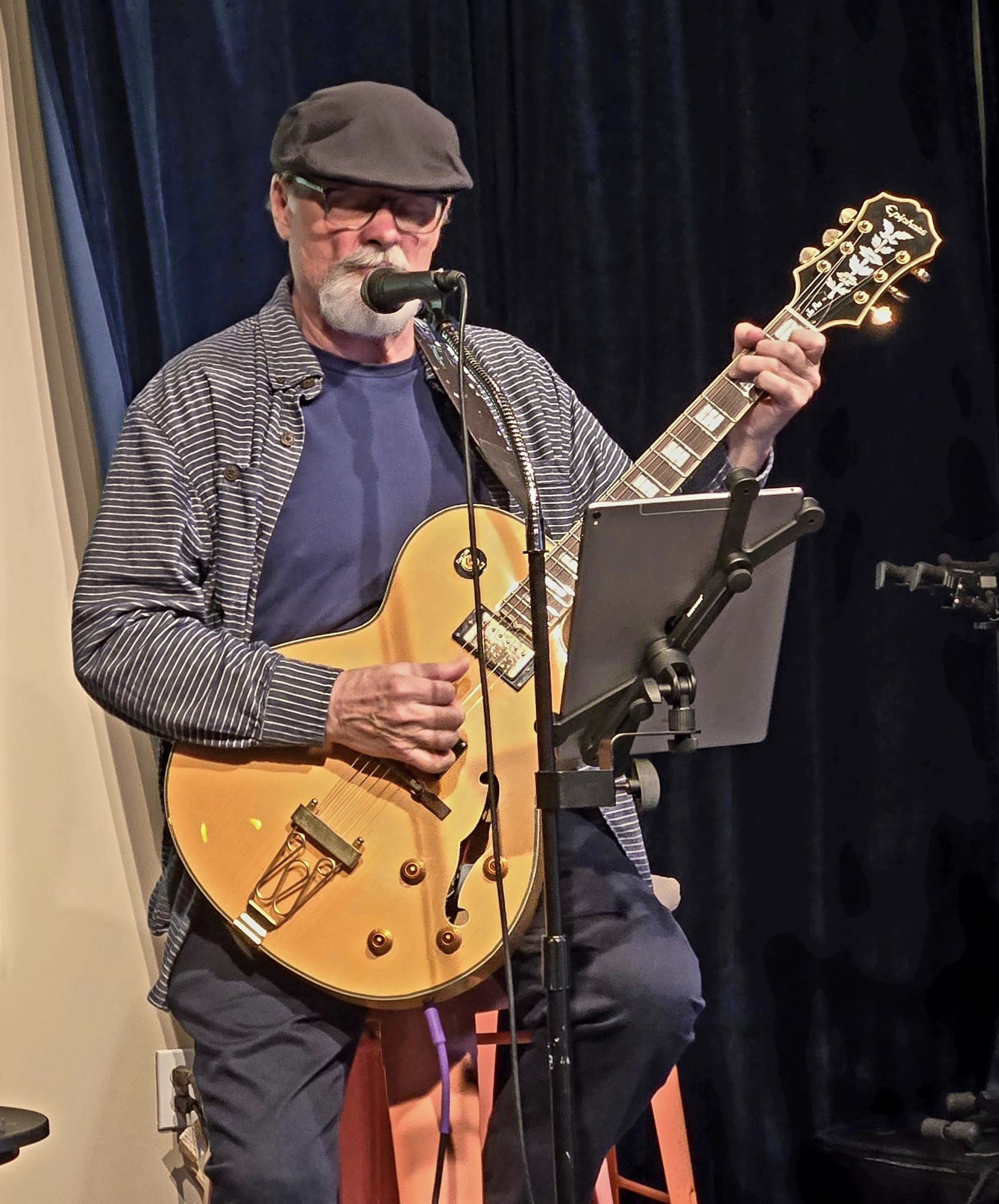 Kit, singing guitarist