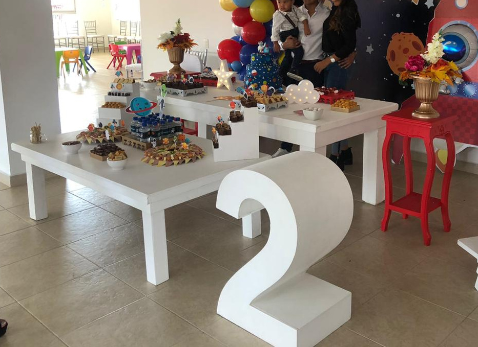 Rectangular Grande alta
Color Blanco 2.20X1m
Precio de Alquiler $ 90.000
Rectangular Mediana Baja
1.60x0.90
$65.000