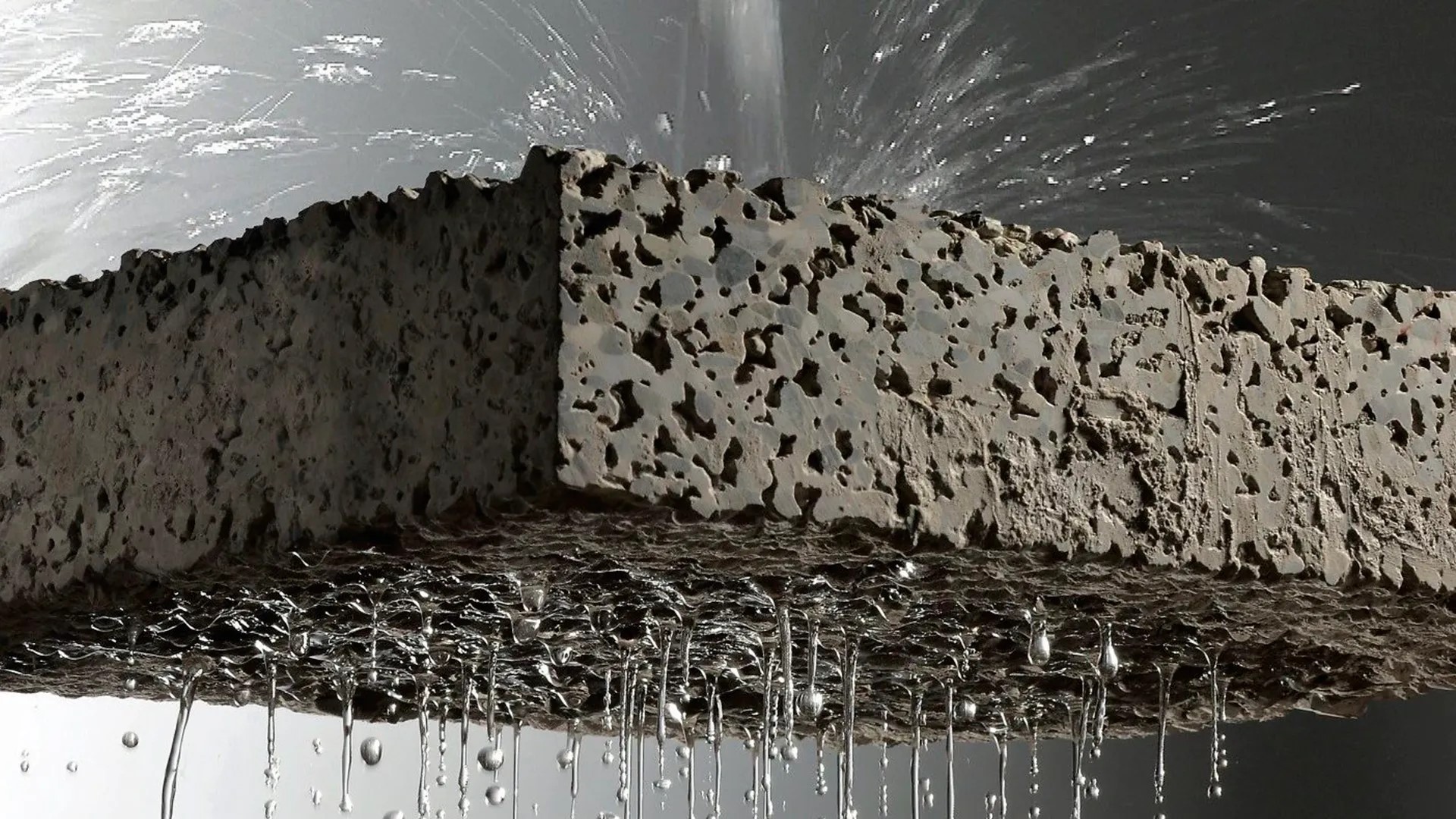 una estructura de madera en un campo con árboles en el fondo