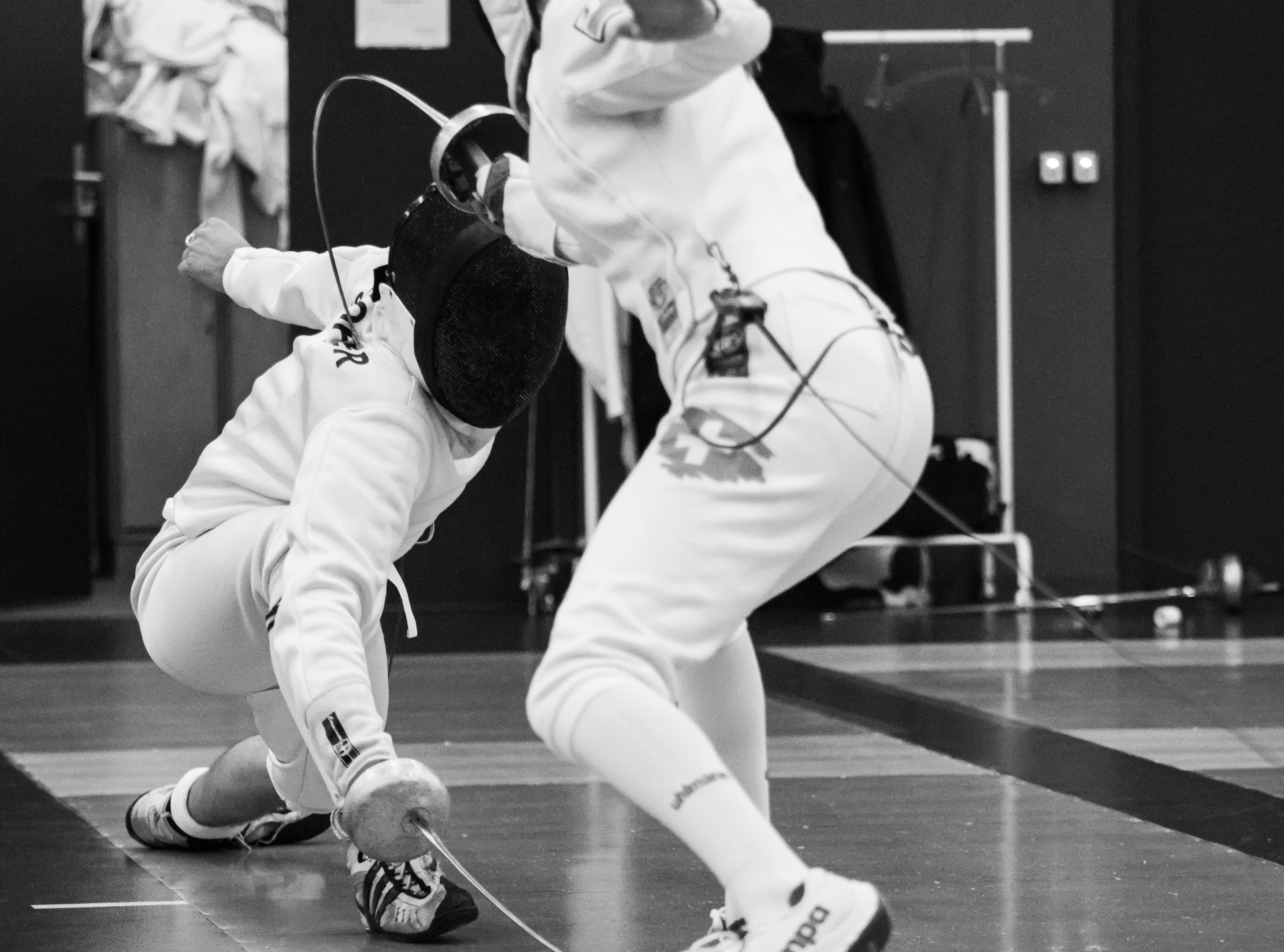 un par de personas que están jugando con una raqueta de tenis un par de personas que están jugando con una raqueta de tenis