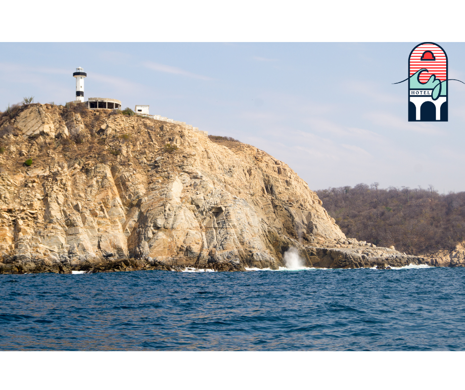 Tour 7 Bahias. Recorrido en catamaran, frente al faro.