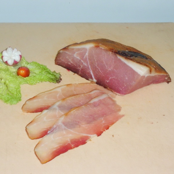 JAMÓN SELVA NEGRA :  PIERNA DE CERDO SIN TAPA  AHUMADA CON PIEL Y GRASA MADURADA Y CURADA 