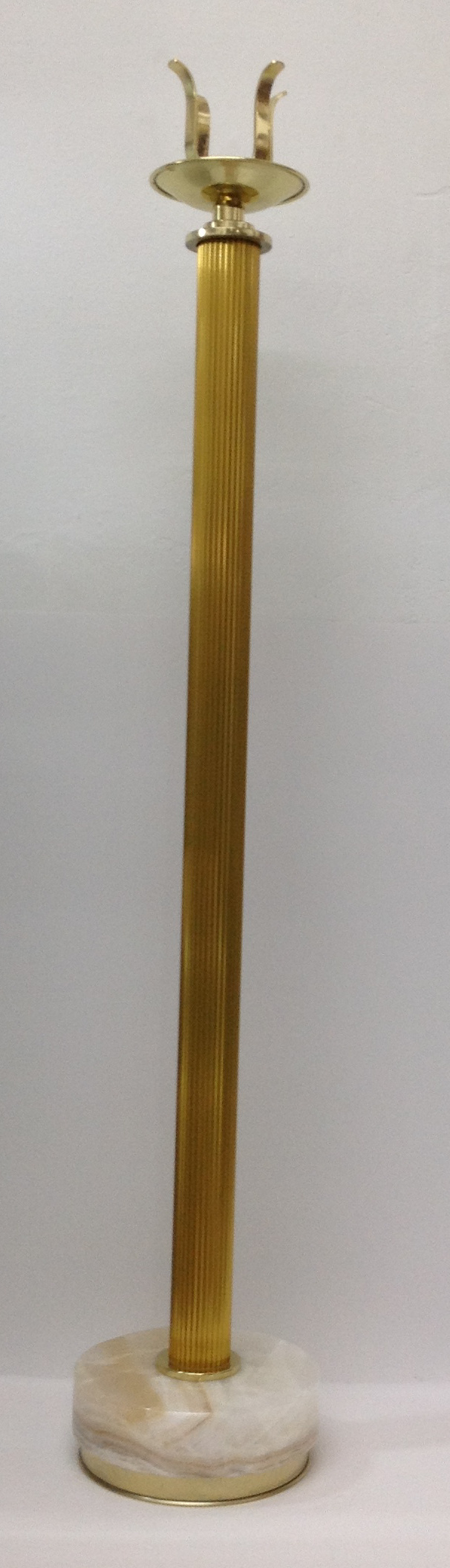 CANDELERO DE ALUMINIO CON BASE DE ONIX DE 1MT.

preguntar por existencias.