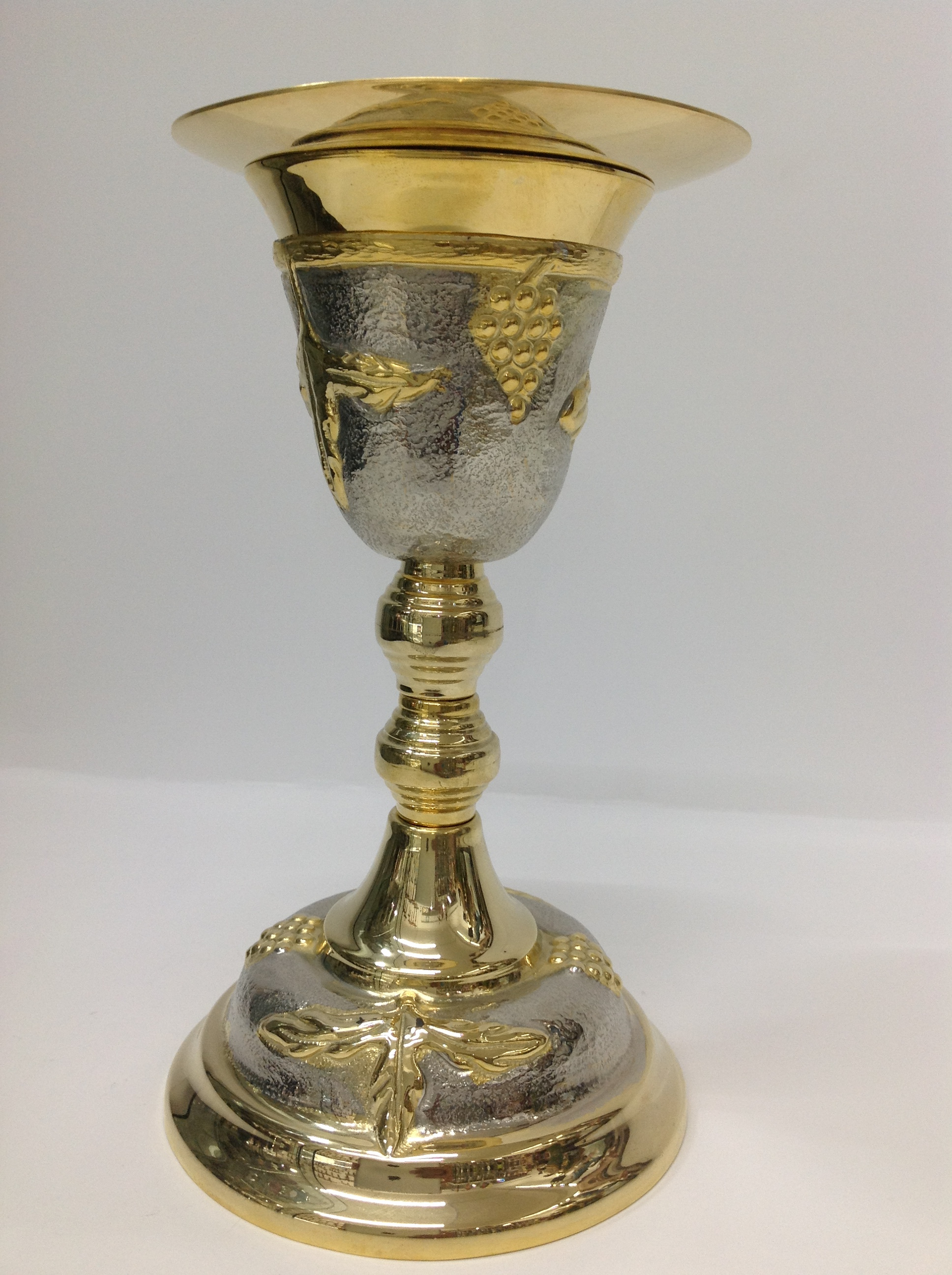 CALIZ EN CHAPA DE ORO COMBINADO EN DISEÑO DE UVAS

preguntar por existencias.