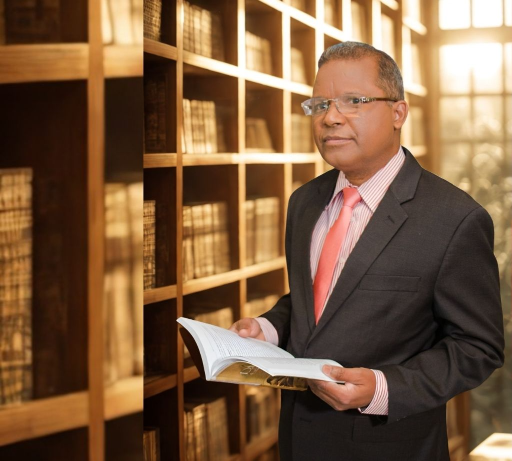 Oficina moderna con gran ventanal, plantas decorativas y mesa de reuniones. Oficina moderna con gran ventanal, plantas decorativas y mesa de reuniones.