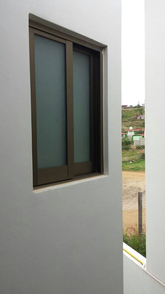 Ventana fijo y corredizo aluminio tono champange y cristal satinado de 6mm