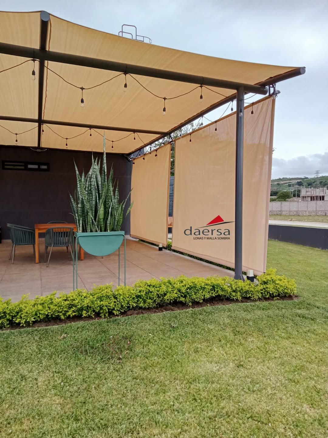 Cortinas laterales retractil en malla sombra 