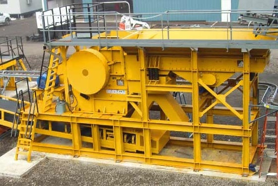 ARVI - TRITURADORA DE QUIJADAS SOBRE BASE TIPO SKID CON ALIMENTADOR VIBRATORIO GRYZZLY