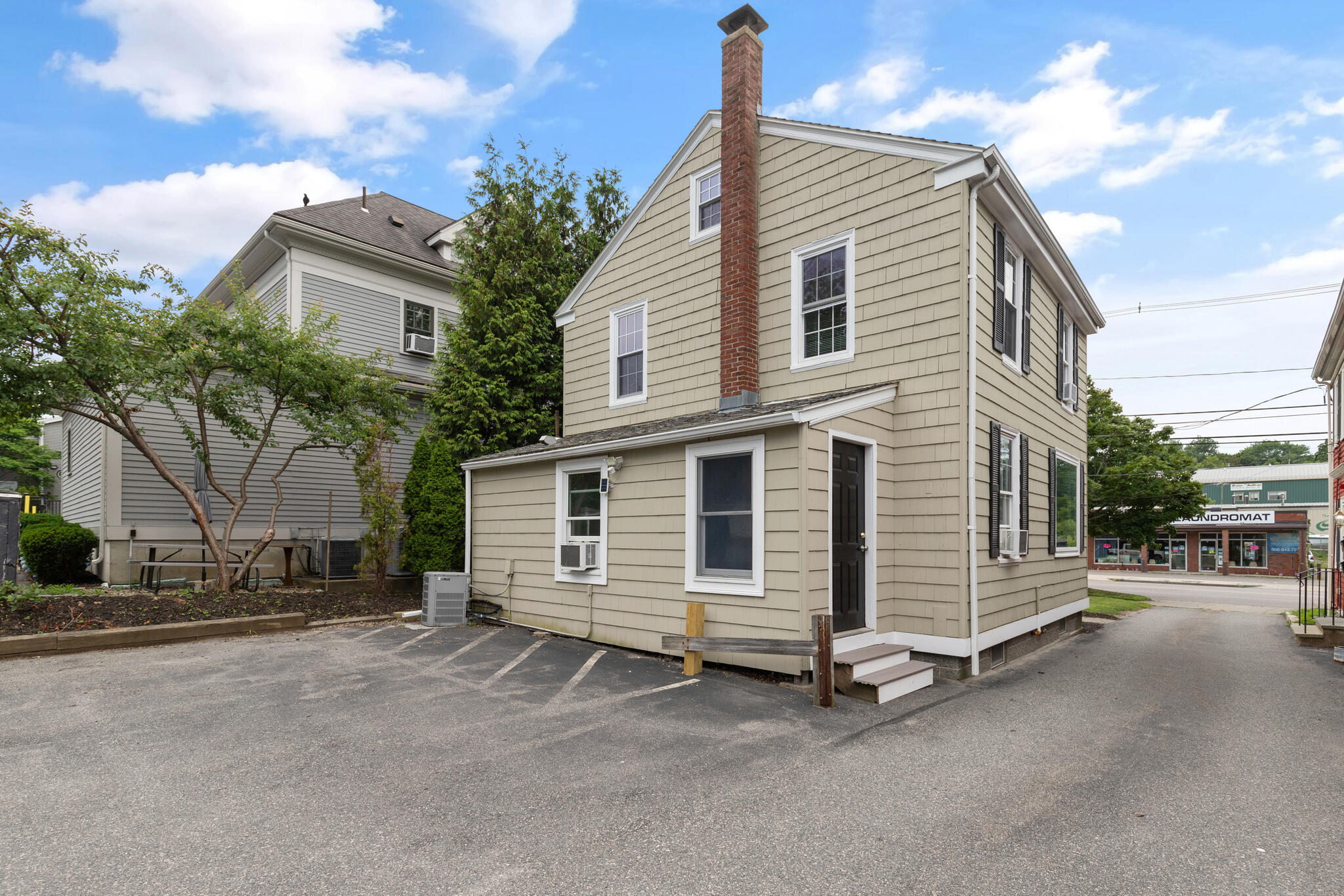 https://0201.nccdn.net/4_2/000/000/085/9e4/92-high-st-danvers-ma-01923-usa-022-024-exterior-back2-mls_size.jpg