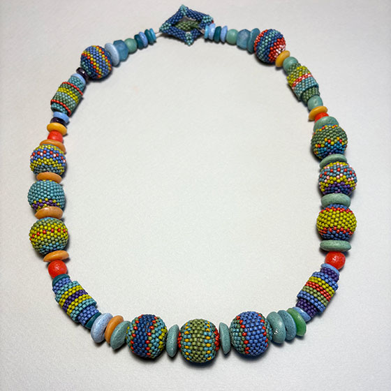 Beaded bead necklace