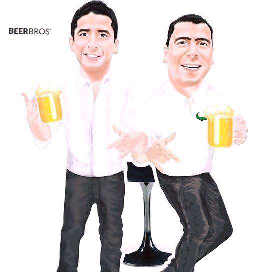 mujer con camiseta sin mangas floral en blanco y azul sosteniendo un vaso de plástico amarillo