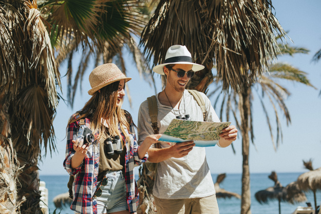 https://0201.nccdn.net/4_2/000/000/087/1eb/turistas-perdidos-playa.jpg
