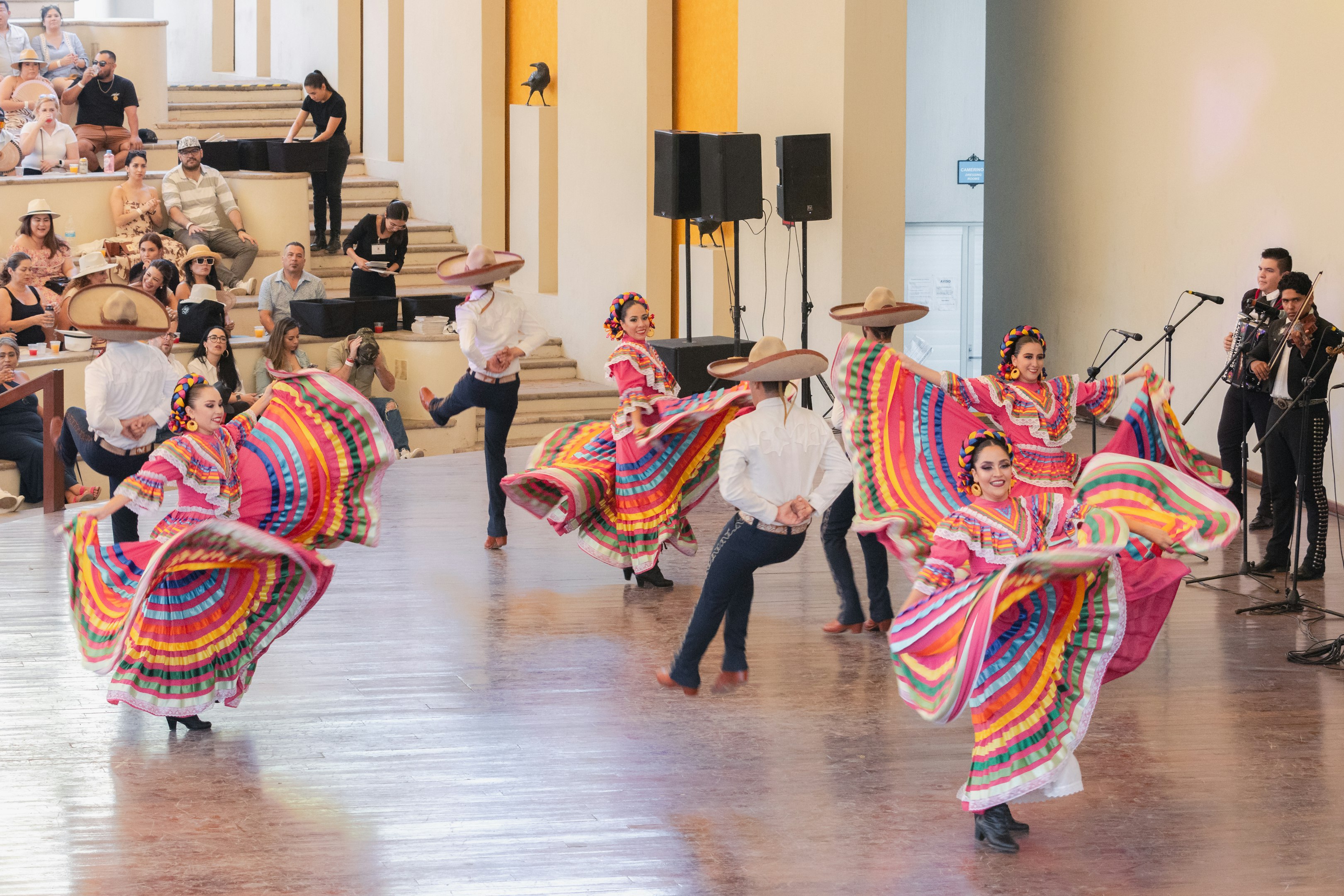 un grupo de personas que están bailando en una habitación