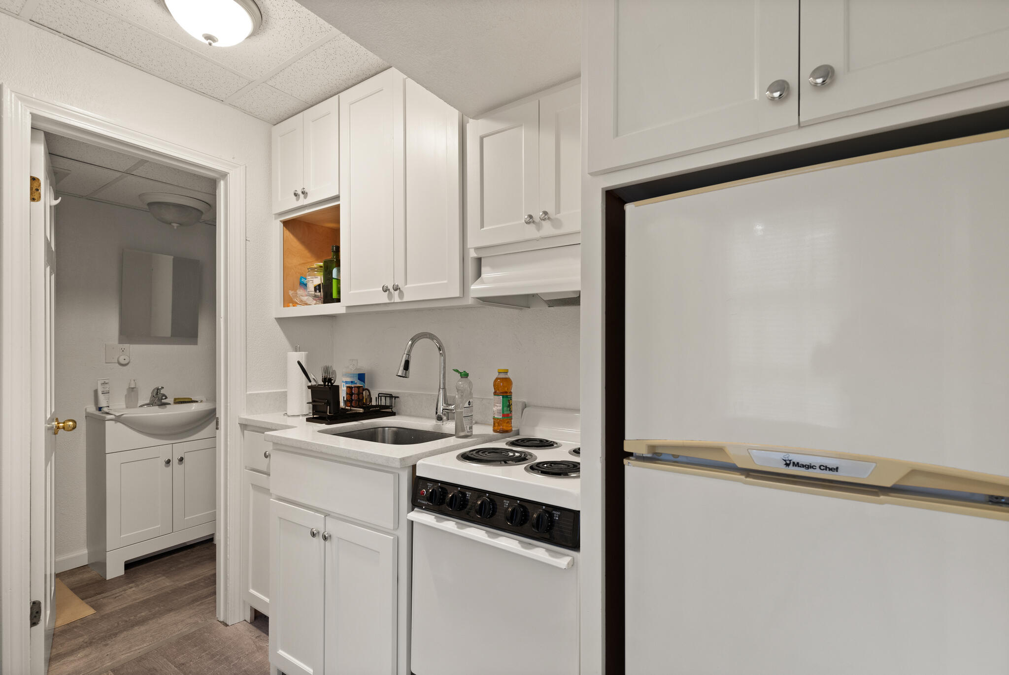 https://0201.nccdn.net/4_2/000/000/087/692/7-bridge-st-danvers-ma-01923-usa-016-010-kitchen5-mls_size.jpg