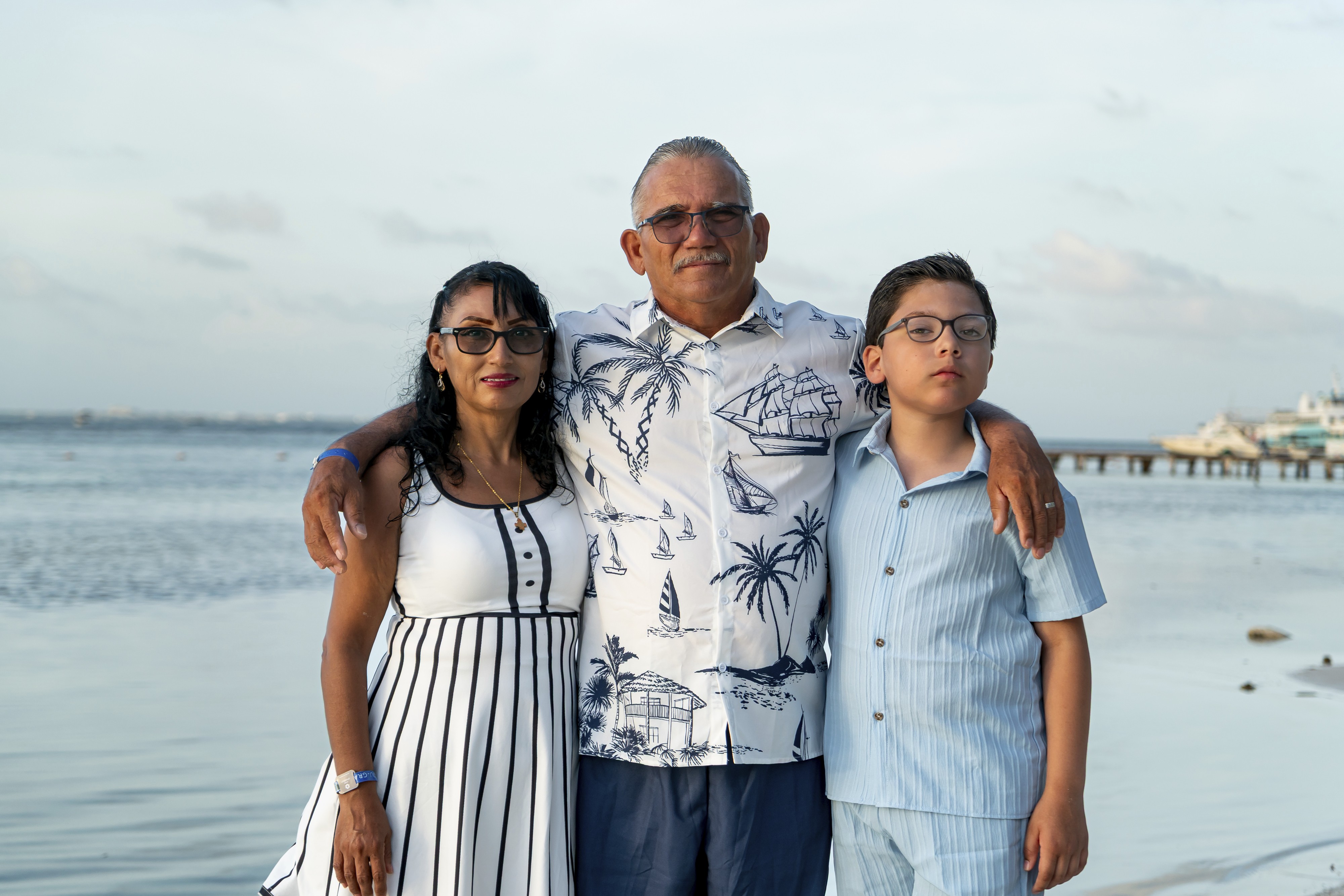 https://0201.nccdn.net/4_2/000/000/087/72f/luxartifices-riviera-maya-beach-family-photos0011.jpg