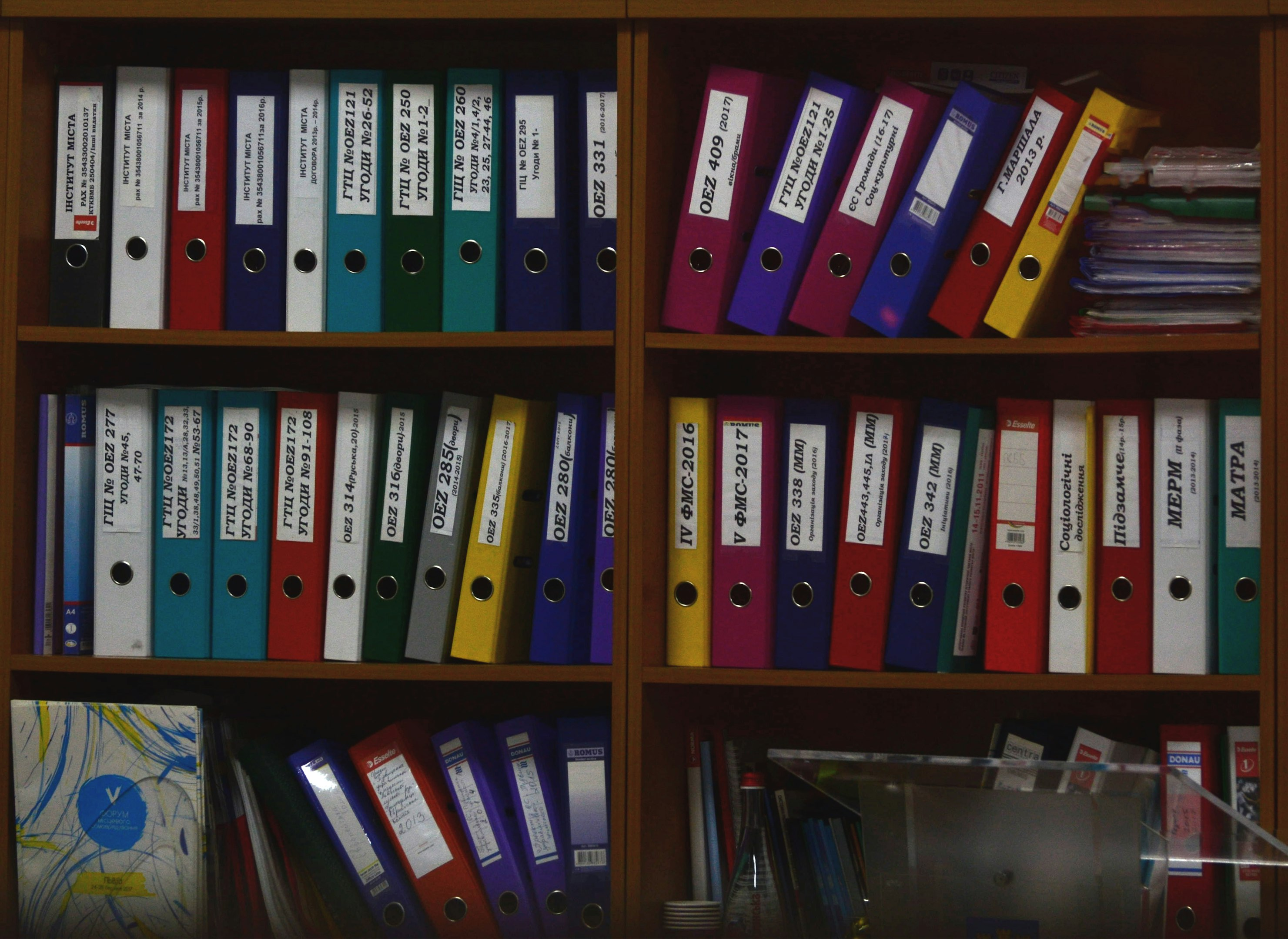 Pieza central con texto 'Gobierno Municipal' rodeada de útiles de oficina sobre una mesa azul, incluyendo una taza de café, bloc de notas, gafas y calculadora. Pieza central con texto 'Gobierno Municipal' rodeada de útiles de oficina sobre una mesa azul, incluyendo una taza de café, bloc de notas, gafas y calculadora.