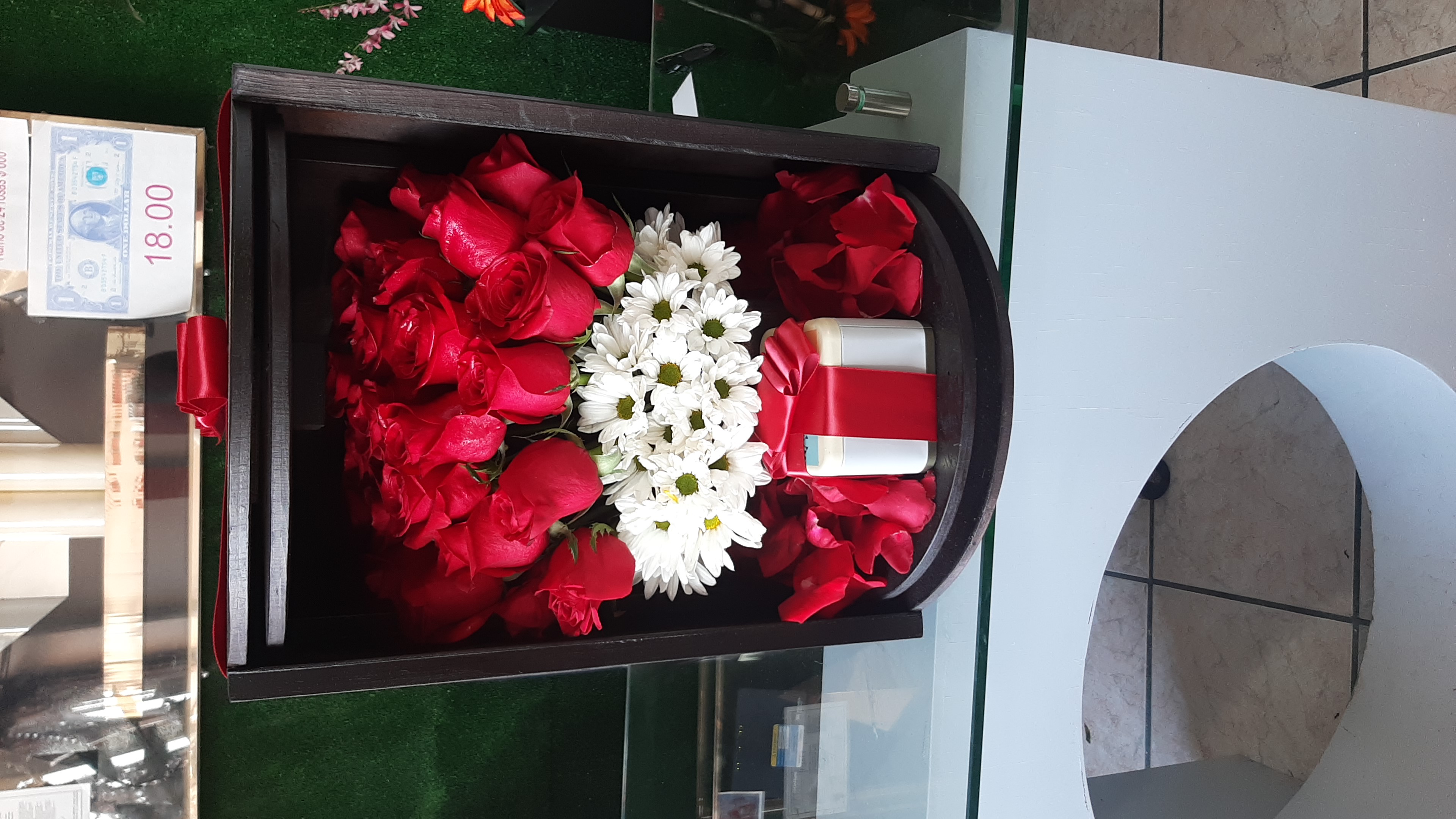 Barril A40 de 24 rosa rojas y margaritas,
$1500